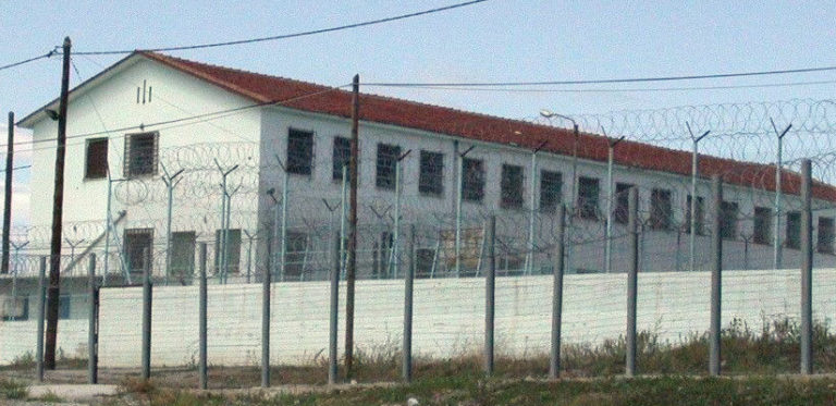 Βόλος: Επίσκεψη του “Εσταυρωμένου” στις Φυλακές Κασσαβετείας