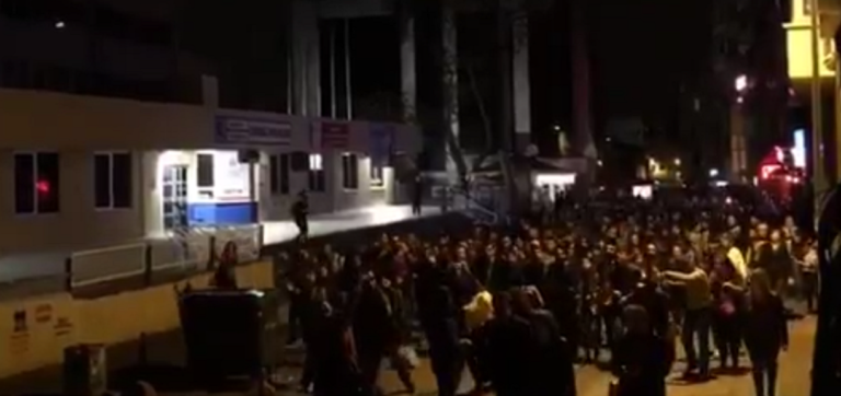 Τουρκία: Κάτοικοι από τα παράθυρα τους διαμαρτύρονται κατά του ναι
