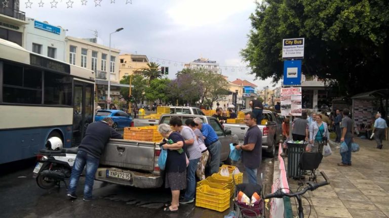 Αγρότες μοίρασαν κηπευτικά στους Χανιώτες απεργούς (φωτο-audio)
