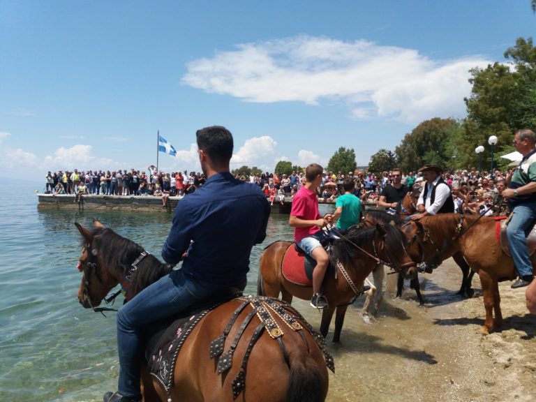 Αγίασαν τα άλογα στα νερά του Παγασητικού