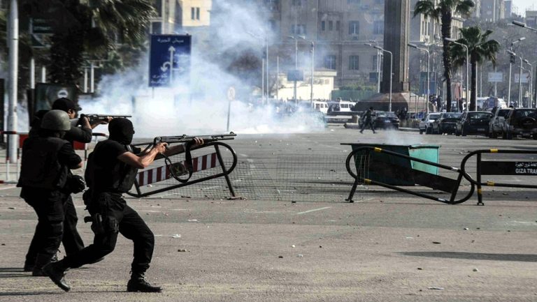 Τρεις αστυνομικοί νεκροί και 5 τραυματίες από πυρά ενόπλων στο Κάιρο