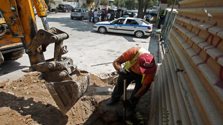 Διαρροή αγωγού της ΕΥΑΘ στην Χαριλάου