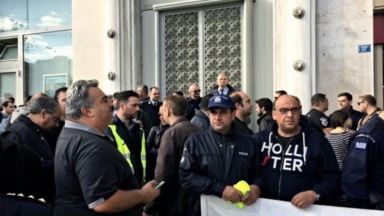 Ένστολοι κατέλαβαν το γραφείο του Γιώργου Χουλιαράκη