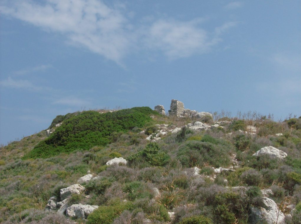 Ερείπια έχουν απομείνει στη σκοπιά στα δεξιά της Casarma