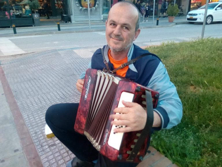 Κομοτηνή: Ένας μουσικός του δρόμου