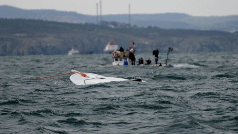 Νέα τραγωδία στη Μεσόγειο – Περισυλλέγει πτώματα το ιταλικό Λιμενικό (video)