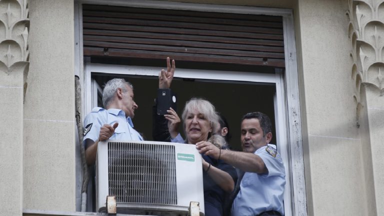 Διανυκτέρευσαν διαμαρτυρόμενοι στο γραφείο του Γ. Χουλιαράκη