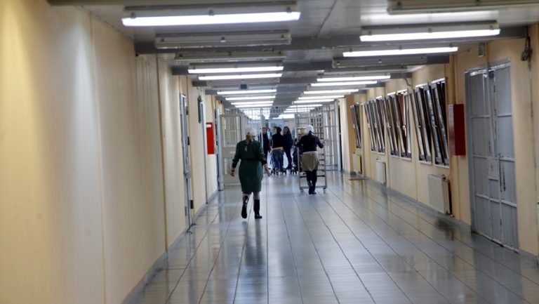 Μειώθηκε ο υπερπληθυσμός στις φυλακές  λέει το υπ. Δικαιοσύνης