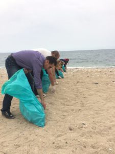 Χιλιάδες εθελοντές στους καθαρισμούς των ακτών