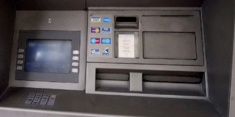 Έδεναν με συρματόσχοινο ΑΤΜ και προσπαθούσαν να τα αποκολλήσουν με κλεμμένα φορτηγά