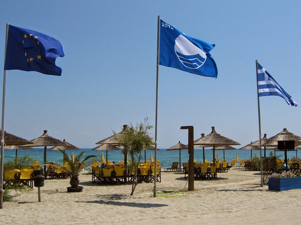 581 βραβευμένες ακτές με «Γαλάζια Σημαία» – Δεύτερη στον κόσμο η Ελλάδα