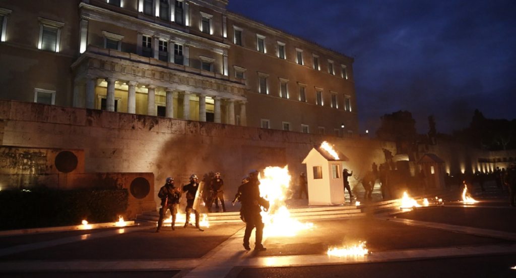 Μέλη του αντιεξουσιαστικού χώρου πετούν πέτρες και μολότοφ στην συγκέντρωση διαμαρτυρίας που πραγματοποιείται στο Σύνταγμα, στο πλαίσιο της 24ωρης γενικής απεργίας της ΓΣΕΕ- ΑΔΕΔΥ, ημέρα ψήφισης του πολυνομοσχεδίου από τη Βουλή, Πέμπτη 18 Μαΐου 2017. Γενική απεργία έχουν προκηρύξει για σήμερα ΓΣΕΕ και ΑΔΕΔΥ, με συγκεντρώσεις στην Αθήνα και τις άλλες μεγάλες πόλεις.ΑΠΕ ΜΠΕ/ΑΠΕ ΜΠΕ/ΓΙΑΝΝΗΣ ΚΟΛΕΣΙΔΗΣ