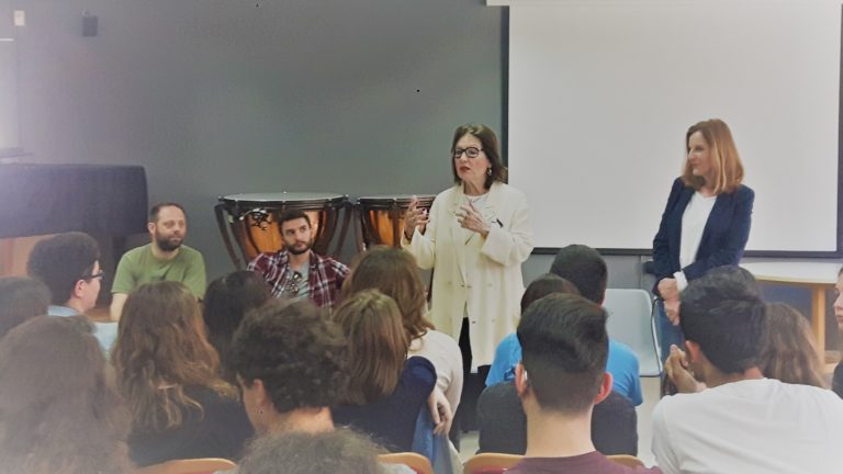 Η Νάνα Μούσχουρη στηρίζει το έργο του ΣΚΕΠ