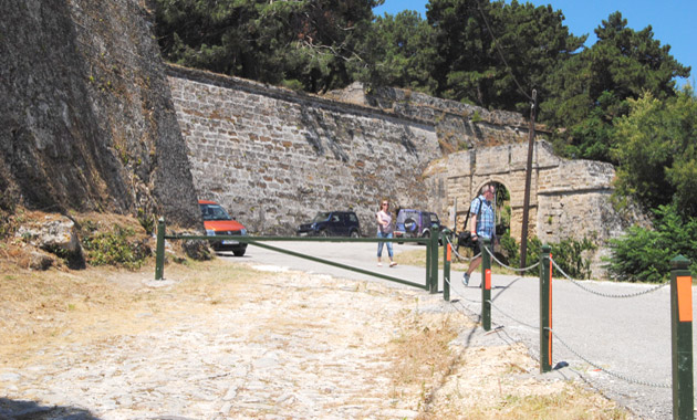 Η Εφορεία Αρχαιοτήτων για καθαρισμό κάστρου Ζακύνθου