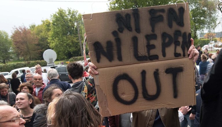 Αυγά εναντίον Λε Πεν κατά την επίσκεψή της στη Βρετάνη