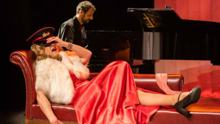 “Απόψε: Lola Blau” – Μιούζικαλ για μία ηθοποιό και έναν πιανίστα στο ΙΜΚ (video)