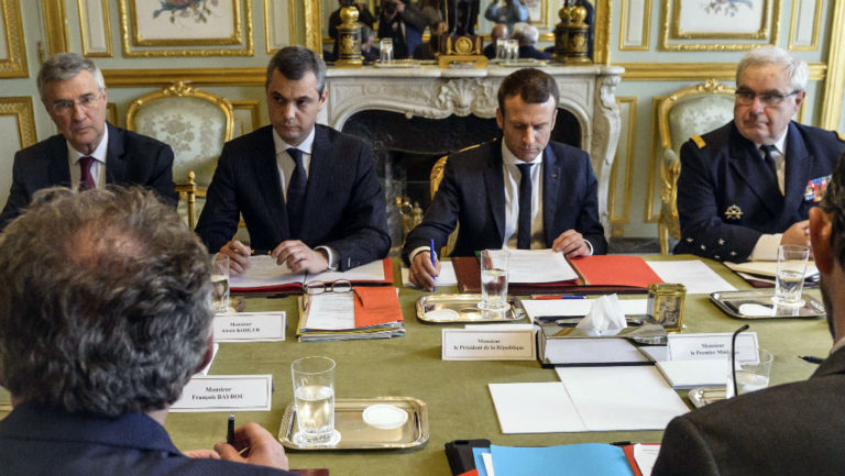Μακρόν: Δραστική περικοπή στο προσωπικό των υπουργικών γραφείων