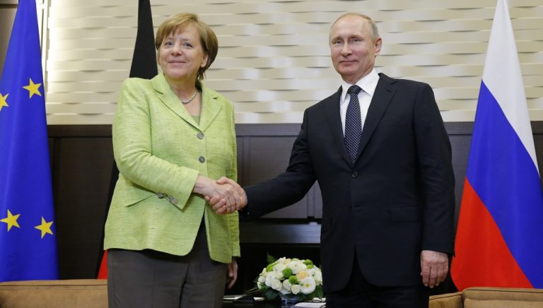 Στη Μόσχα η Μέρκελ για συνομιλίες με Πούτιν για Λιβύη και  Ιράν