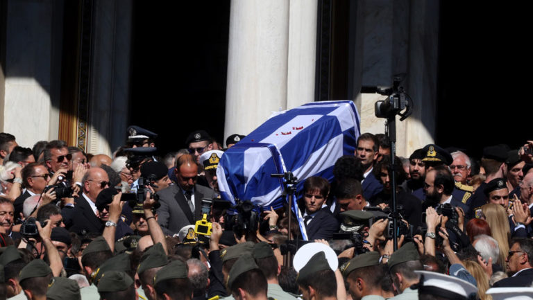Το τελευταίο “αντίο” στον Κωνσταντίνο Μητσοτάκη – Η σορός του στα Χανιά (photo-gallery + video)