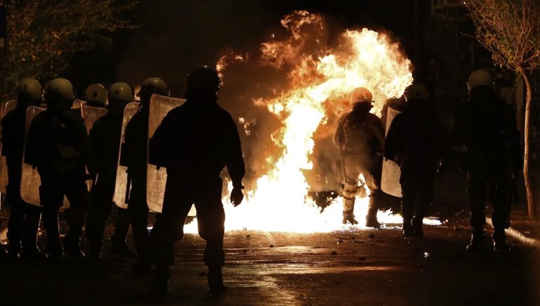 Ένταση με μολότοφ και συλλήψεις στα Εξάρχεια
