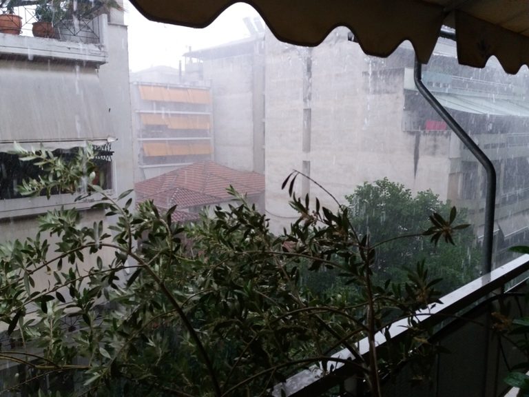 Nεροποντή το απόγευμα στη Λάρισα