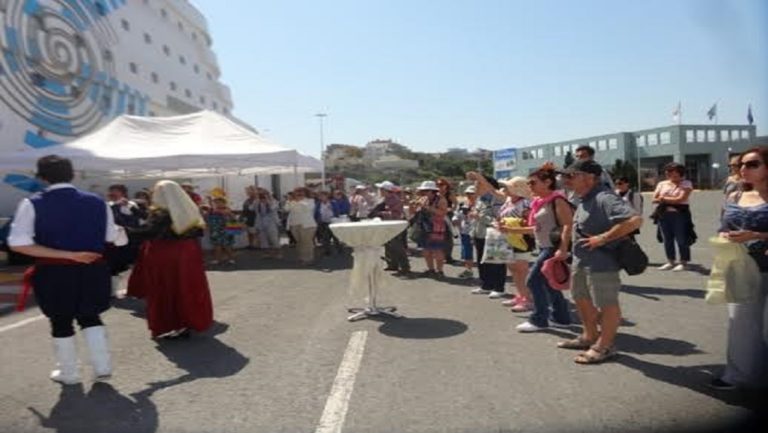 Τους υποδέχθηκαν με χορούς