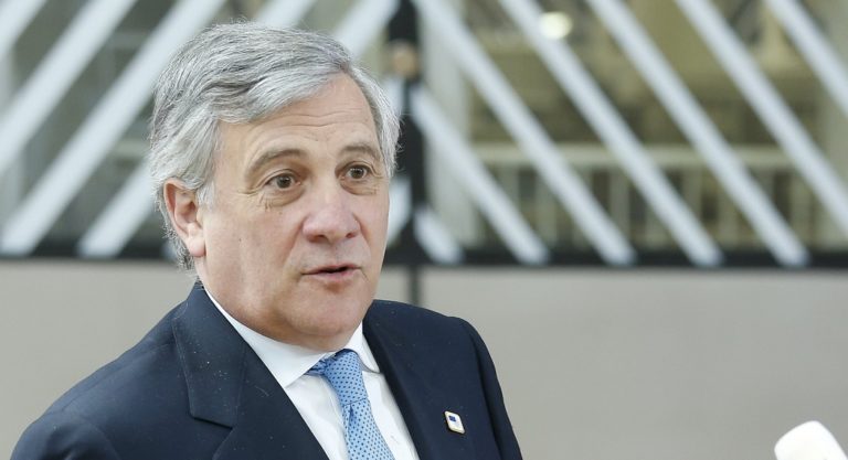 Απορρίπτει η ΕΕ κατηγορίες της Μέι για ανάμειξη στις βρετανικές εκλογές