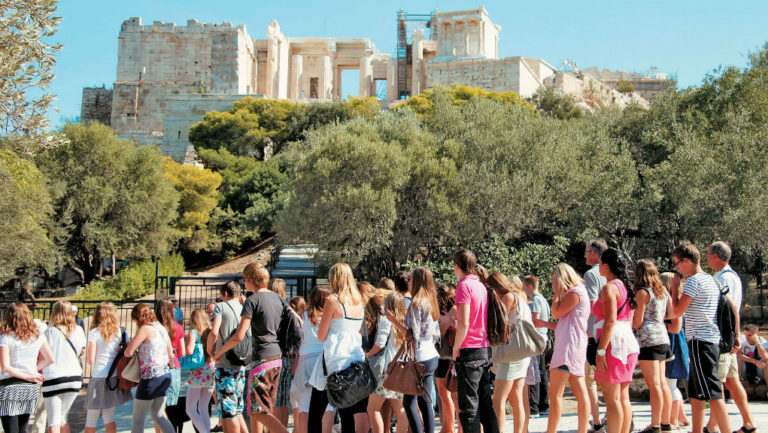 Economist: Εύχεται “Kaló taxídi!” και προβλέπει ρεκόρ τουριστών στην Ελλάδα