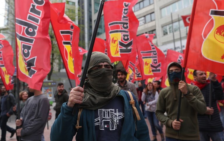 Κων/πολη: Δακρυγόνα κατά διαδηλωτών σε πορεία για την Πρωτομαγιά (video)