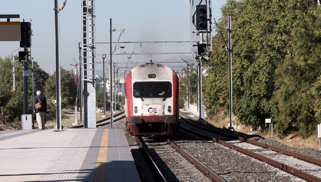 Πεζός παρασύρθηκε από τον προαστιακό στο Βέλο Κορινθίας