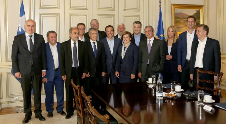 Αλ. Τσίπρας προς περιφερειάρχες: Να σχεδιάσουμε μαζί την επόμενη μέρα (video)