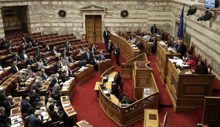 Σε υψηλούς τόνους η συζήτηση στην Ολομέλεια για το πολυνομοσχέδιο (video)