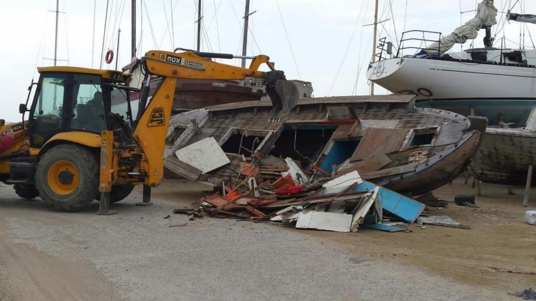 Απομακρύνονται τα παροπλισμένα σκάφη από την Ακαντιά