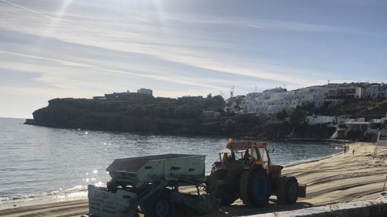 Καθαρισμός των παραλιών από τον Δήμο Μυκόνου