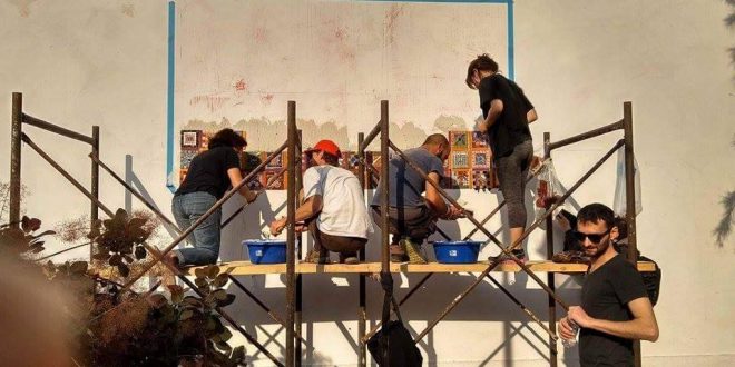 Το ψηφιδωτό των προσφύγων στο Δημοτικό Θέατρο Μυτιλήνης