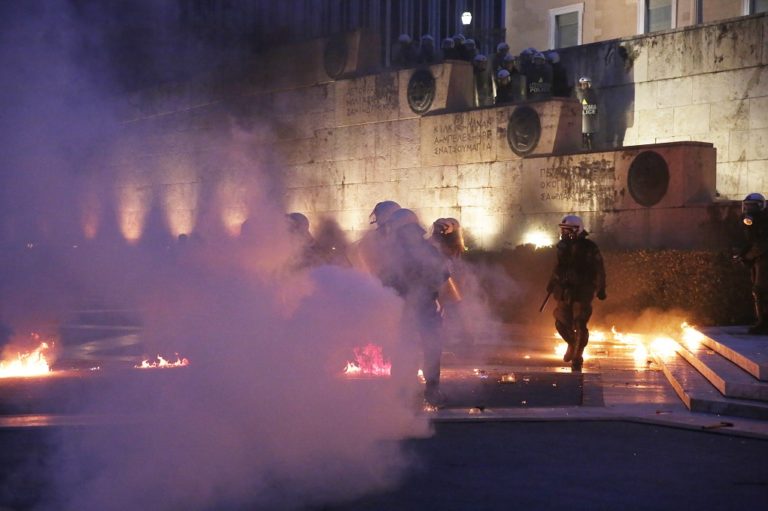 Επεισόδια με μολότοφ έξω από τη Βουλή