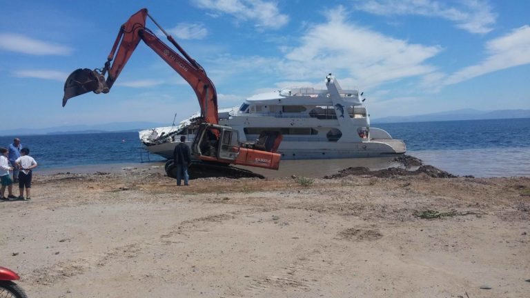 Απομακρύνθηκε η θαλαμηγός από το λιμάνι Μυτιλήνης