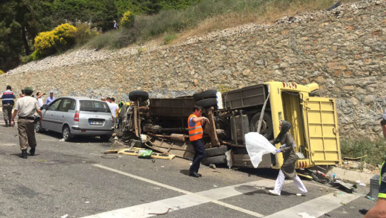 Δεκάδες νεκροί και τραυματίες σε ανατροπή τουριστικού λεωφορείου στη Μαρμαρίδα