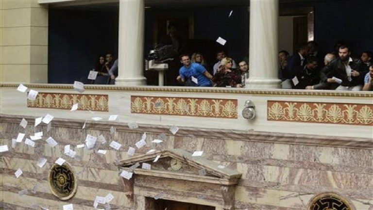 Βουλή: Το προεδρείο “δεν επιθυμεί τη δίωξη των προσαχθέντων” για την διαμαρτυρία από τα θεωρεία