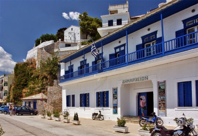 Συμβολικός αποκλεισμός του Δημαρχείου Σκοπέλου