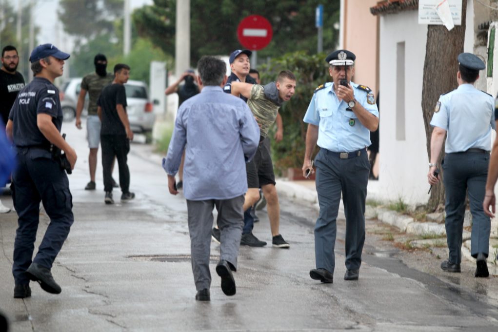 Αστυνομικοί απομακρύνουν νεαρούς που διαμαρτύρονταν για το αντιφασιστικό συλλαλητήριο που διοργάνωσαν μια σειρά από φορείς και κινήσεις στον Ασπρόπυργο απαιτώντας να σταματήσουν οι ρατσιστικές επιθέσεις στη Γκορυτσά Ασπροπύργου , Σάββατο 17 Ιουνίου 2017. ΑΠΕ-ΜΠΕ/ΑΠΕ-ΜΠΕ