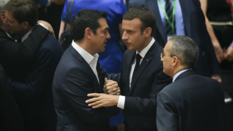 Τετ-α-τετ Τσίπρα με Μακρόν: Ικανοποίηση για Eurogroup και συνεχής επικοινωνία (video)