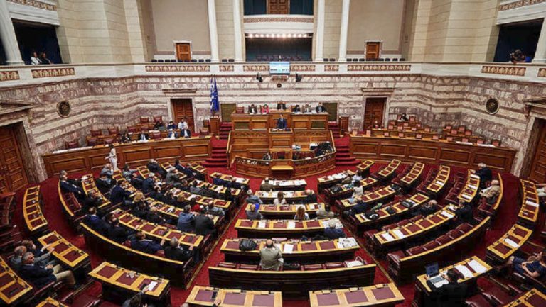 Σιγή ενός λεπτού στη Βουλή για τα θύματα στη δυτική Αττική  