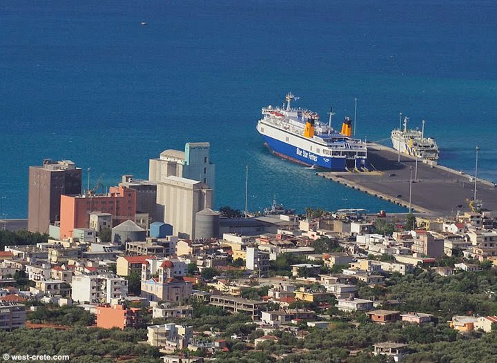 Το ιστιοφόρο με τους μετανάστες στο λιμάνι της Σούδας