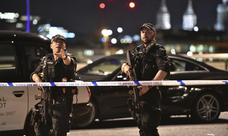 Τρόμος στο Λονδίνο – Επιθέσεις στο κέντρο της πόλης (video)