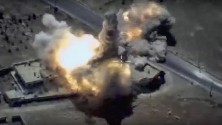 Τουλάχιστον 50 άμαχοι νεκροί σε βομβαρδισμούς στην ανατολική Συρία