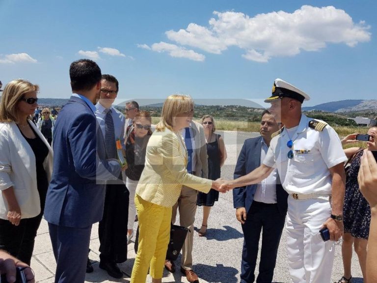 Βόρειο Αιγαίο: Συμπαράσταση Corina Cretu σε σεισμοπαθείς και για προσφυγικό