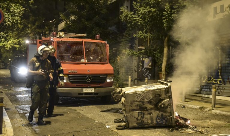 Τραυματίες δύο αστυνομικοί από τα επεισόδια στα Εξάρχεια