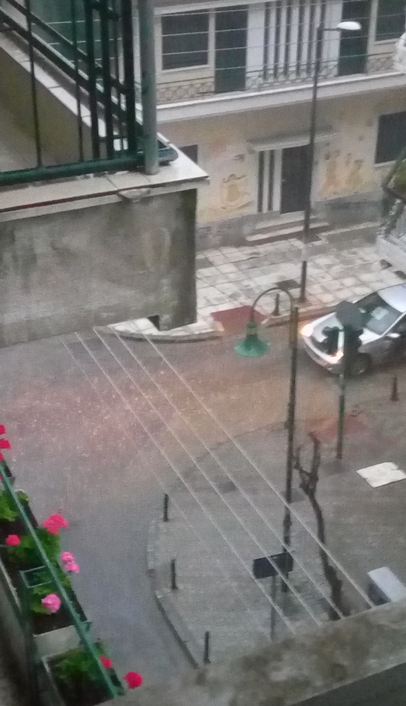 Έντονη βροχόπτωση στη Λάρισα