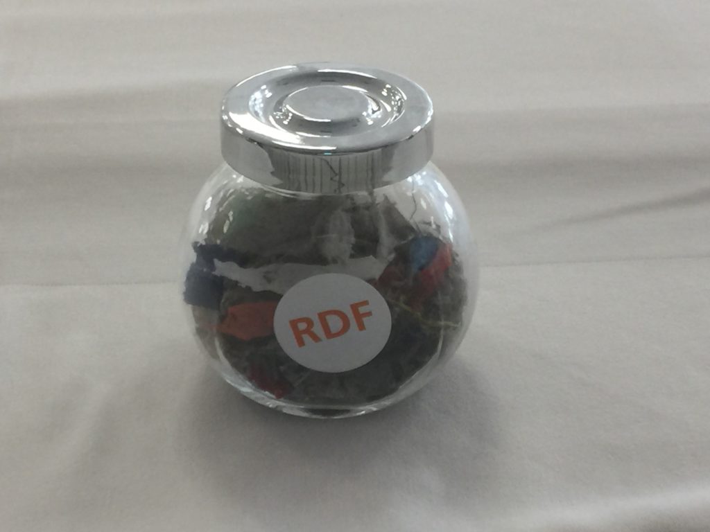 Δείγματα RDF σε έκθεση στο τραπέζι της ενημερωτικής συνάντησης